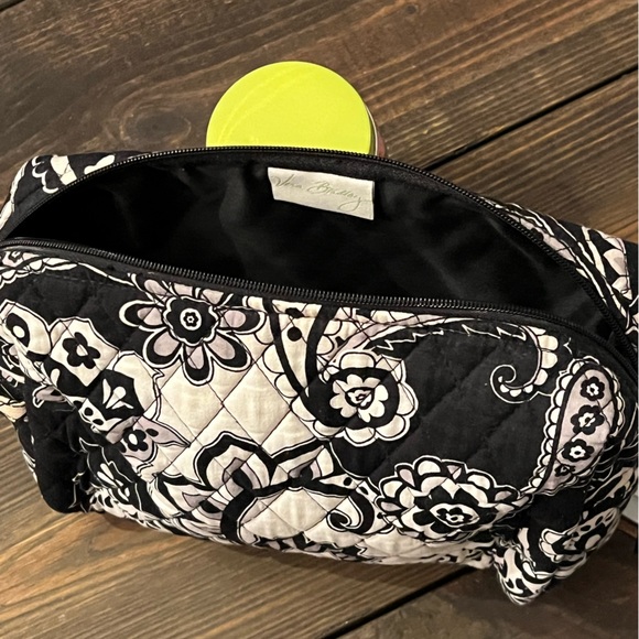Gently used Vera Bradley make up bag. Med-lg - Picture 1 of 4